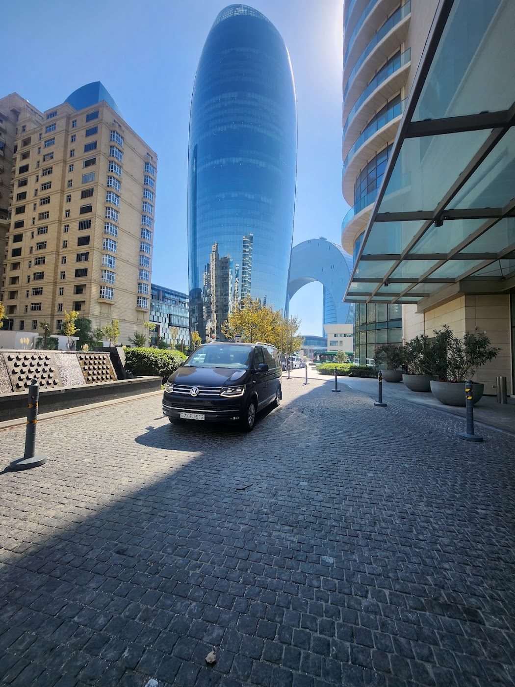 Автомобиль 4T Transfer ждёт гостей у JW Marriott Absheron Baku для трансфера в аэропорт