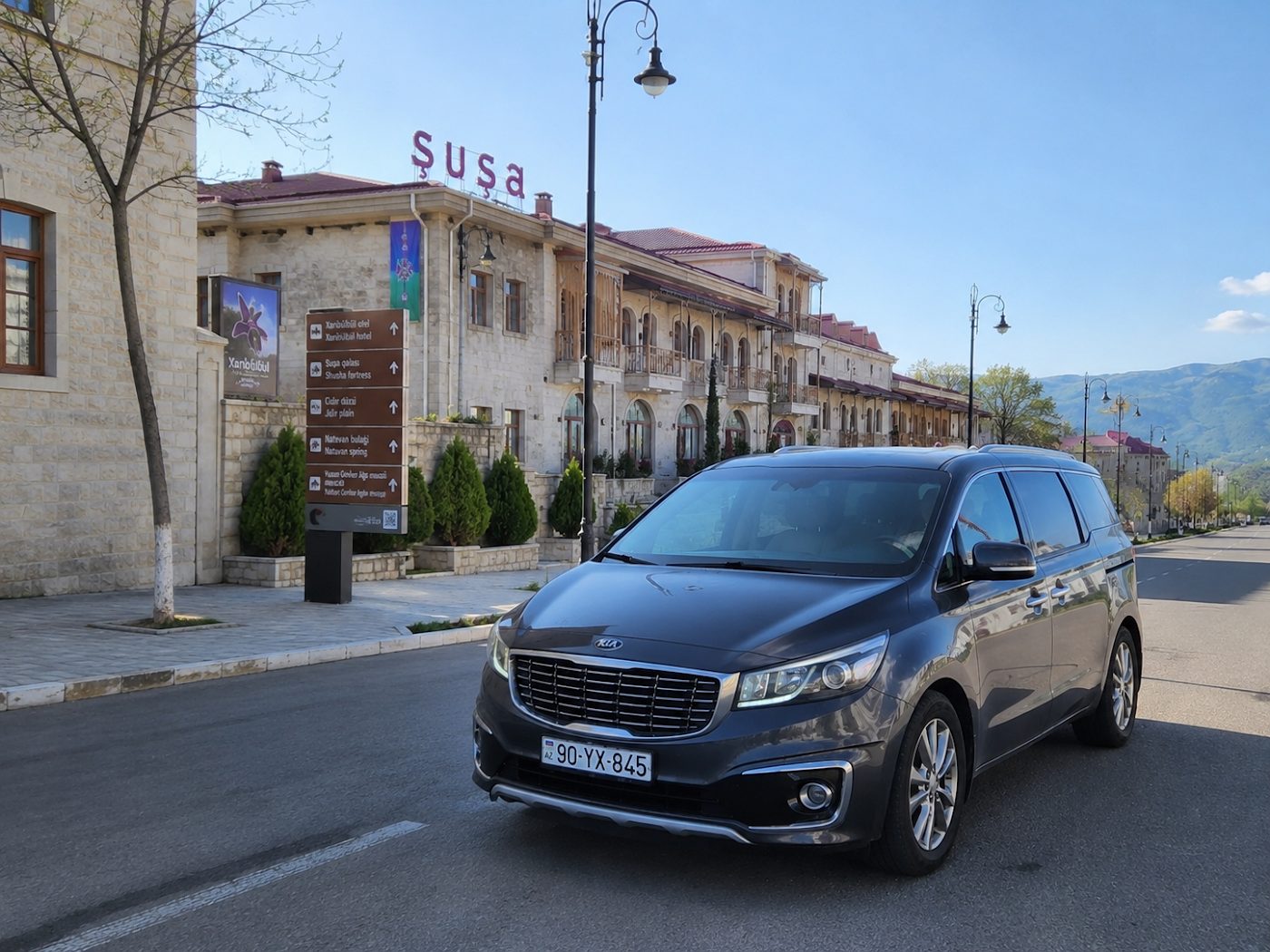 Гости во время частного однодневного тура в Шушу с 4T Transfer