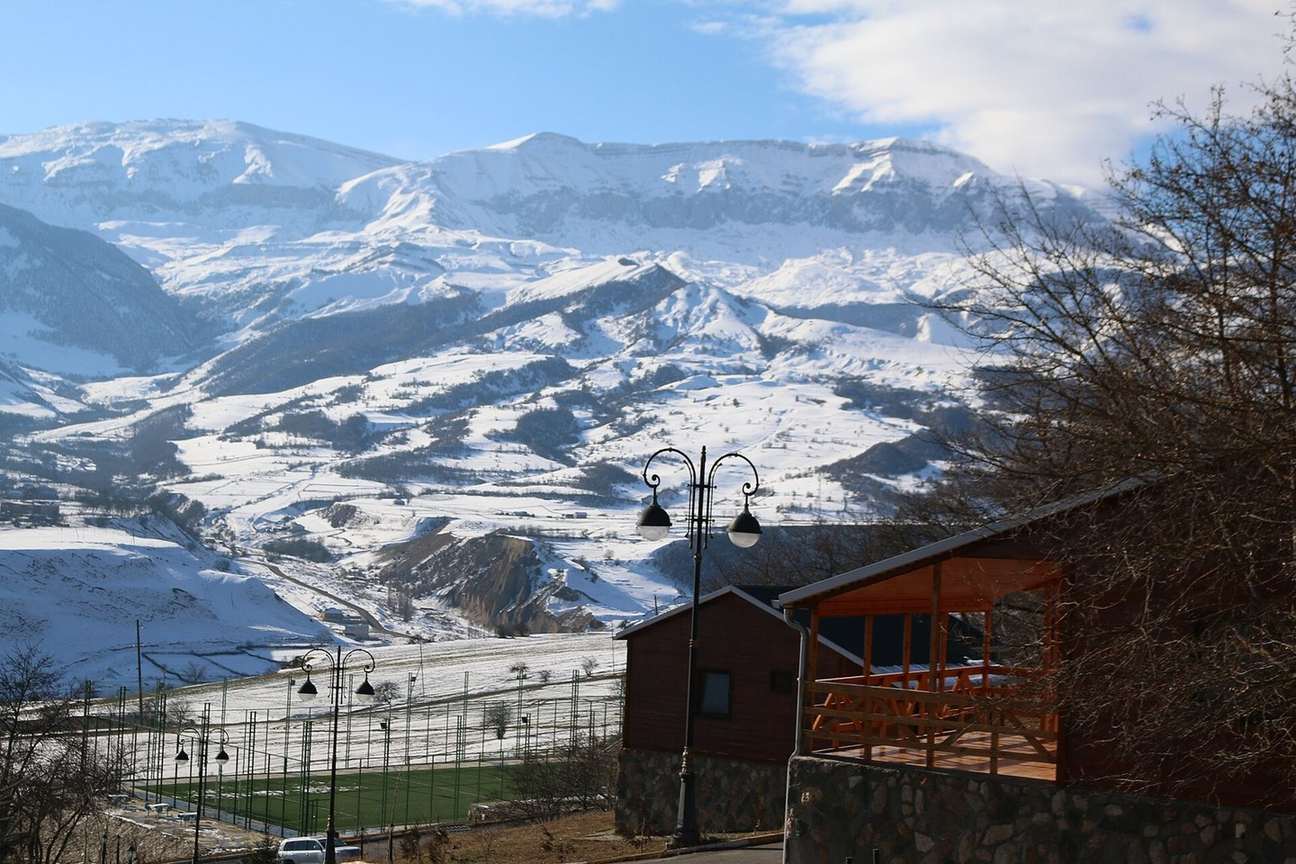 グサルの上にそびえる雪のコーカサス山脈